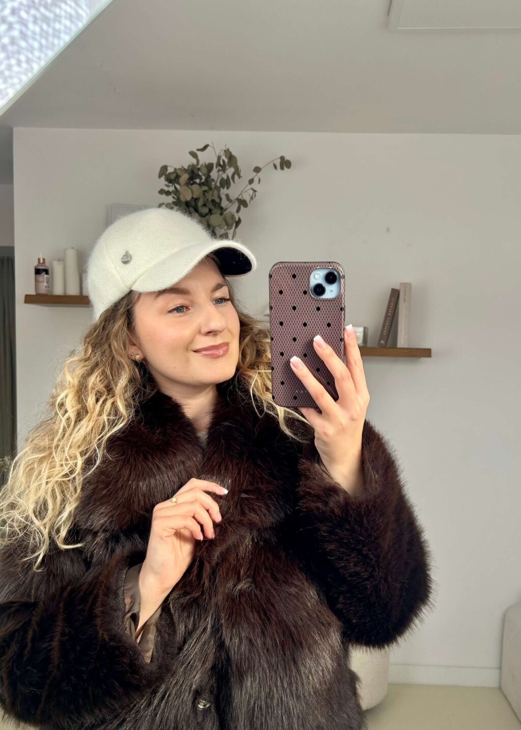 CZAPKA Z DASZKIEM ANGORA